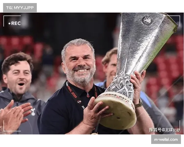 热刺球员赛后举起波斯特科格鲁承诺夺冠照片兑现誓言赢得欧联杯荣耀